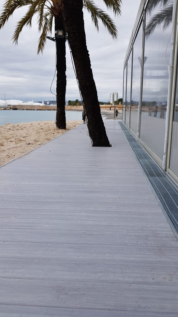 Aluminiumsgulve fra Alu Floors Scandinavia Terrasse ved havet