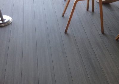 www.alu-floors-scandinavia.com Ett brett utbud av aluminiumprodukter Golv av hög kvalitet som är enkla att installera och underhålla. Vindruta med innovativ design, stolpar och skyddsräcken, organiska klimatpergola. Utrustning för din pool och utrustning för din trädgård. Tillverkad i Europa. 