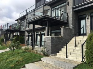 Closed floor balcony