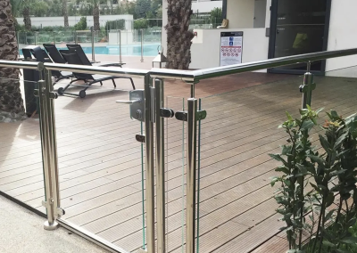 Round tube swimming pool barrier kit.