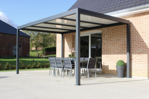 Eine solide und ästhetische selbsttragende Pergola aus Aluminium, hergestellt in Frankreich