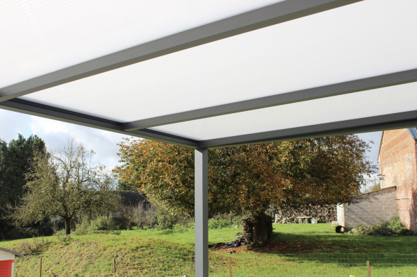 Une pergola autoportante aluminium solide et esthétique fabriquée en France