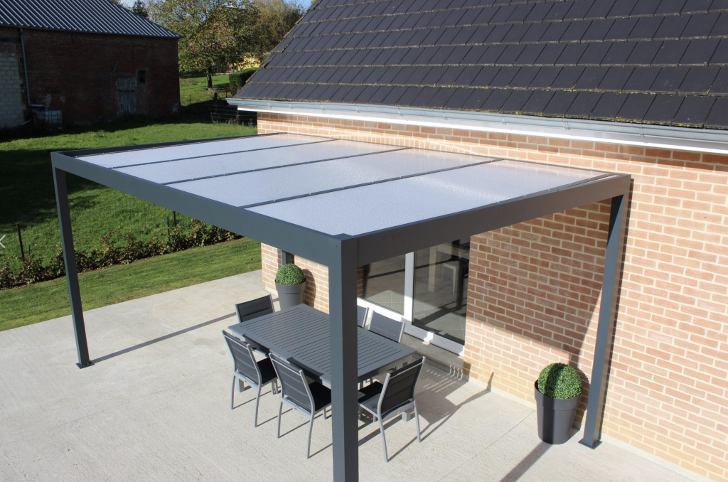 Une pergola autoportante aluminium solide et esthétique fabriquée en France