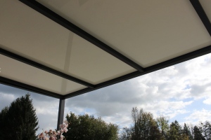 Una pérgola de aluminio autoportante, sólida y estética, fabricada en Francia.