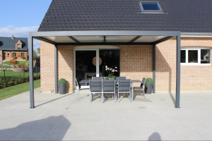 Une pergola autoportante aluminium solide et esthétique fabriquée en France