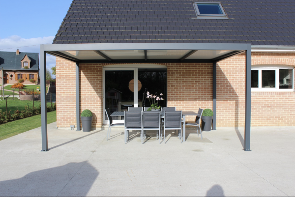 A solid and aesthetic self-supporting aluminum pergola made in France