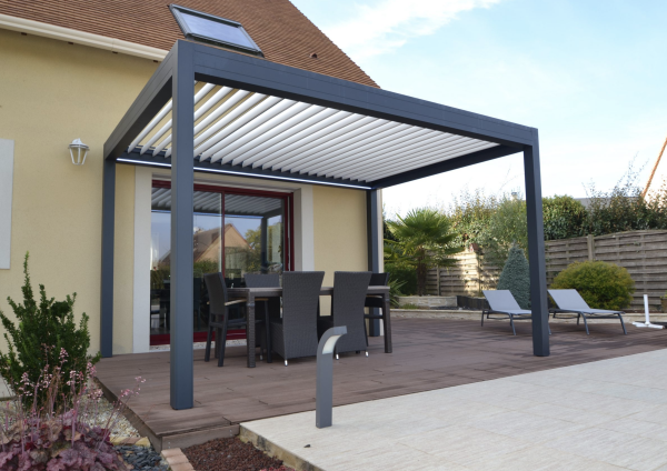 Elektrische selbsttragende bioklimatische Pergola aus Aluminium