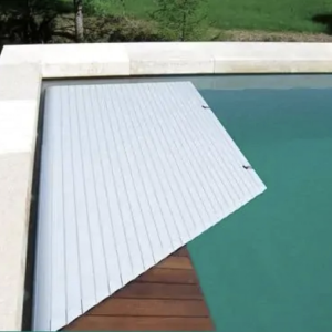 Swimming pool roller shutter with submerged grating