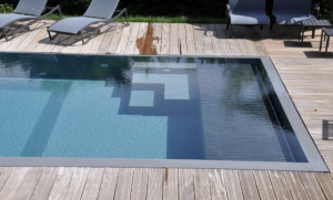 Swimming pool roller shutter with submerged grating