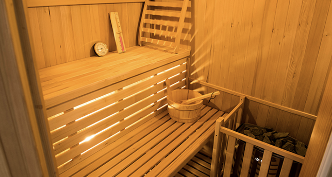 zwanger Banyan Specimen Traditionele sauna SENSE 4 - 4,5 kW - 4 plaatsen - Alu Floors Scandinavia  Traditionele sauna SENSE 4 plaatsen