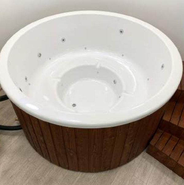 Luxe acryl hottub met diesel verwarmingssysteem