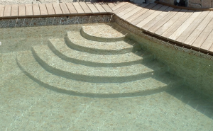 Ecktreppe unter der Folie für eingelassenes Schwimmbecken. Abgerundete Form