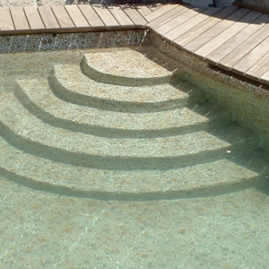 Escada de canto sob forro para piscina enterrada Forma arredondada