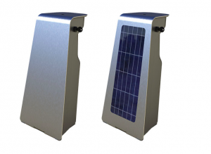 2 pylvästä, harjattua alumiinia kansi integroidulla aurinkopaneelilla