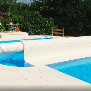 Práctico cobertor solar de láminas para piscina elevado